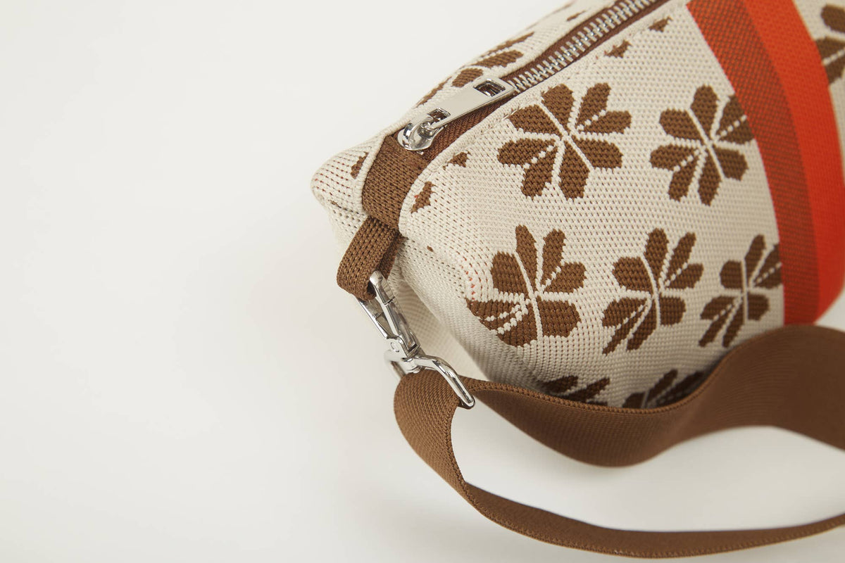 Sac bandoulière croissant en maille - Fleurs Beige