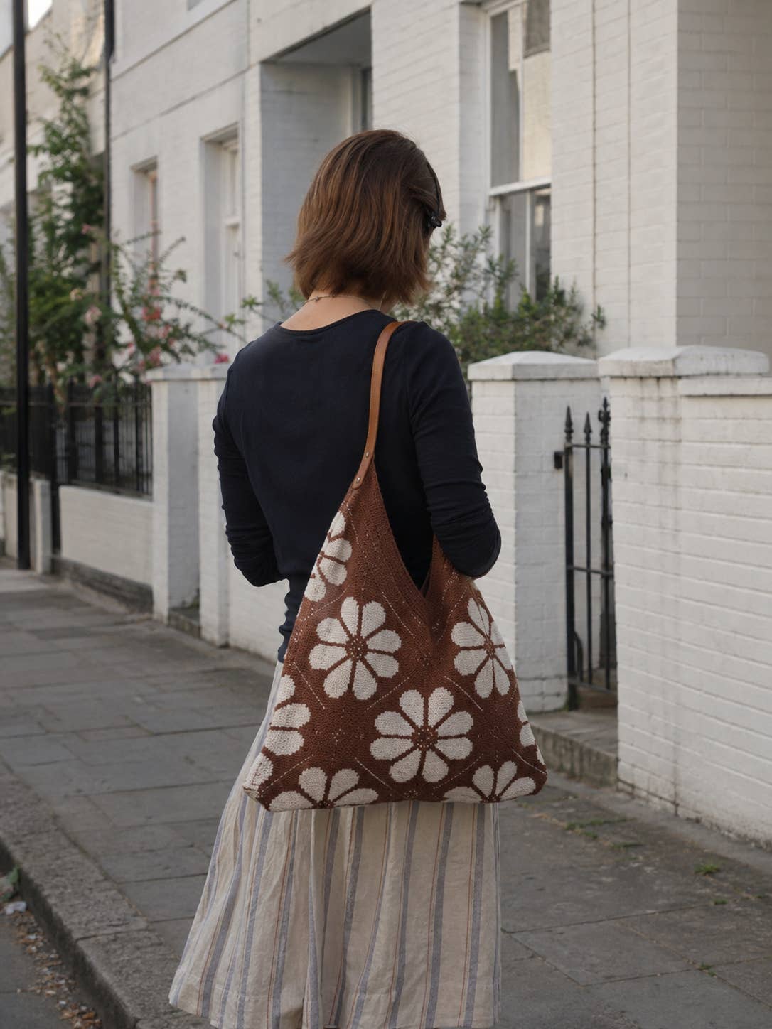 Gänseblümchen-Schultertasche aus Strick - Braun