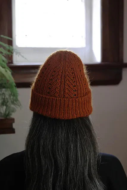 Woman facing back, wearing an orange knitted hat
