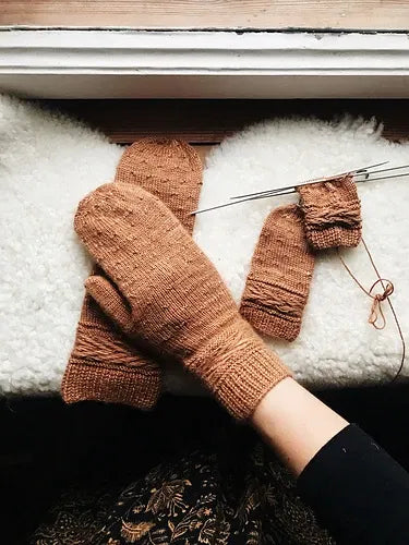 Flock & Friends Advent Calendar day 15 - Leyre mittens by Melody Hoffmann