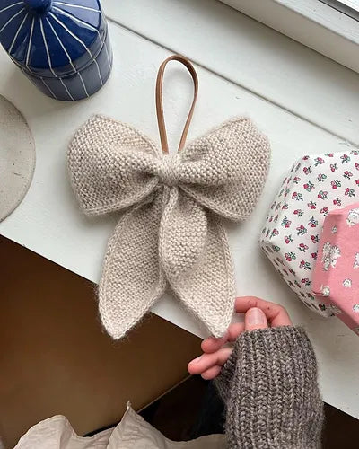 Flock & Friends Advent Calendar day 6 - December Bow by PetiteKnit
