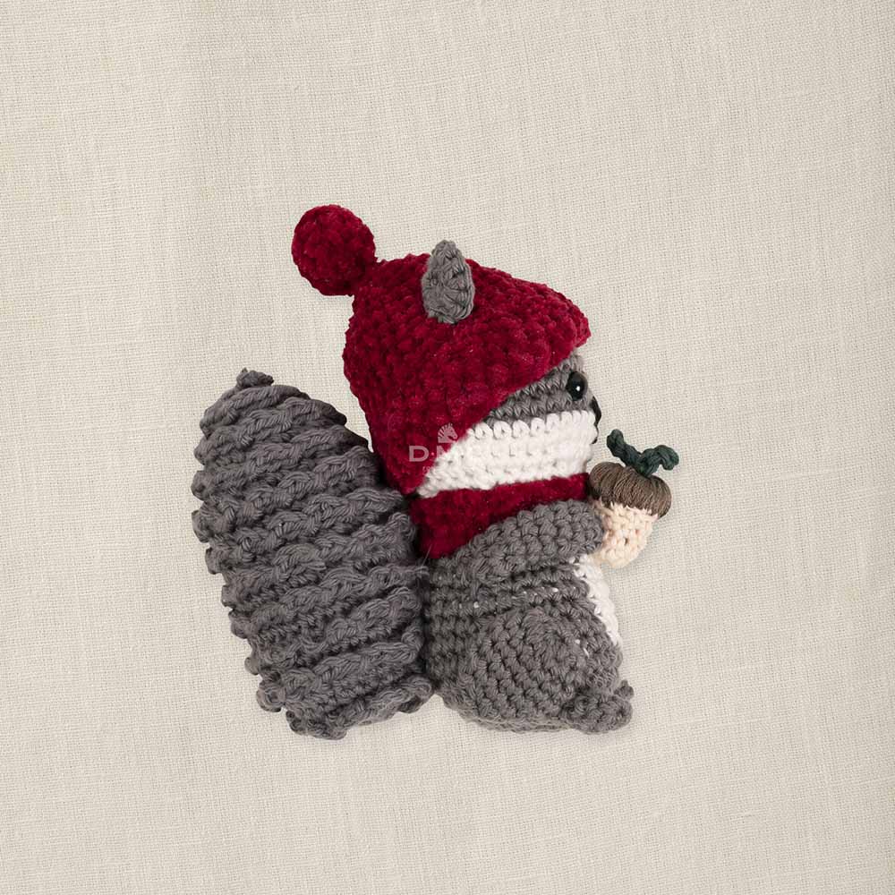 Kit amigurumi Nutty Squirrel par Joanna Hateley, ouvrage terminé
