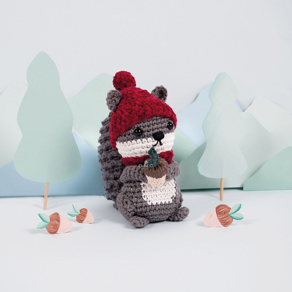 Kit amigurumi Nutty Squirrel par Joanna Hateley, mise en scène