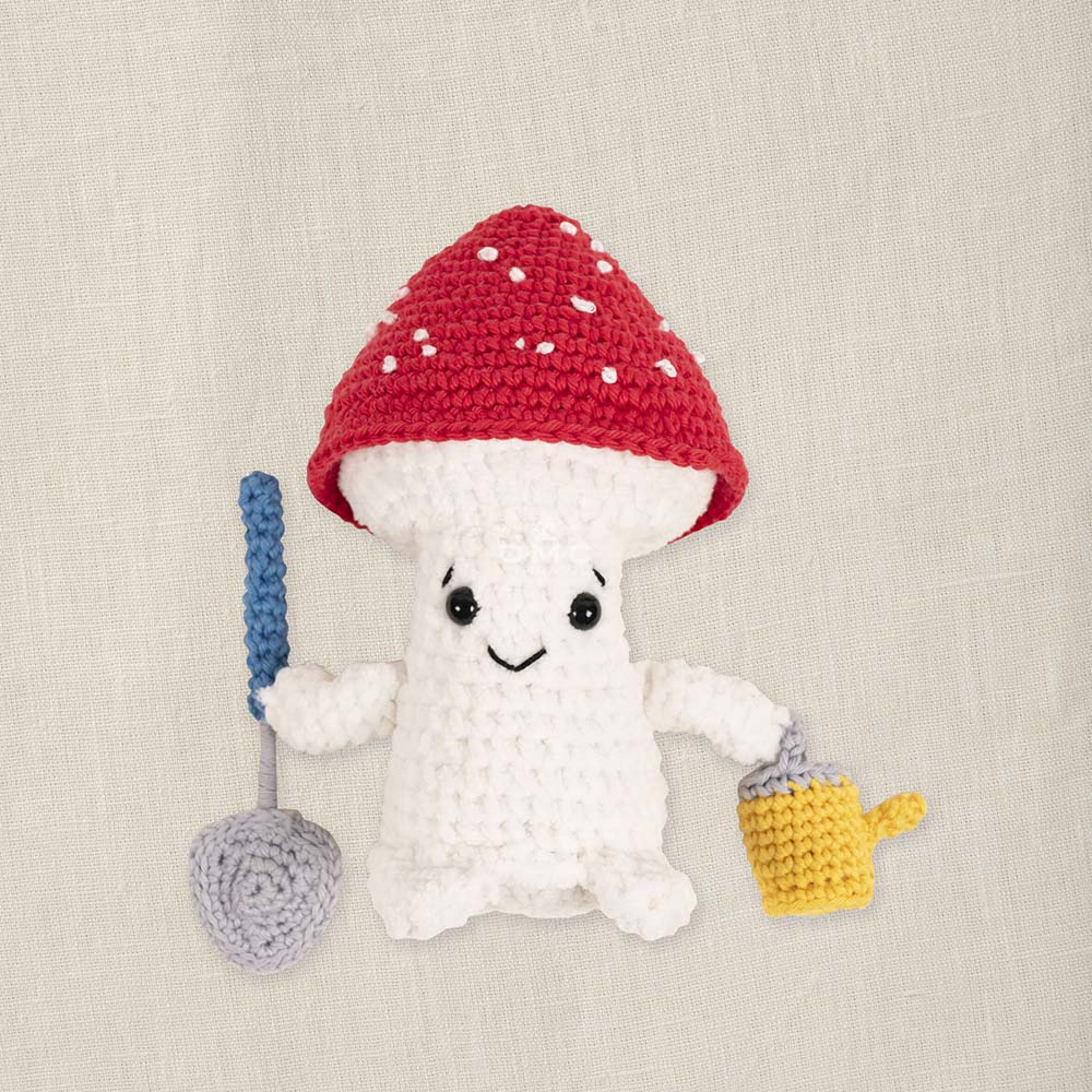 Kit amigurumi Gardener Mushroom par Joanna Hateley, ouvrage terminé