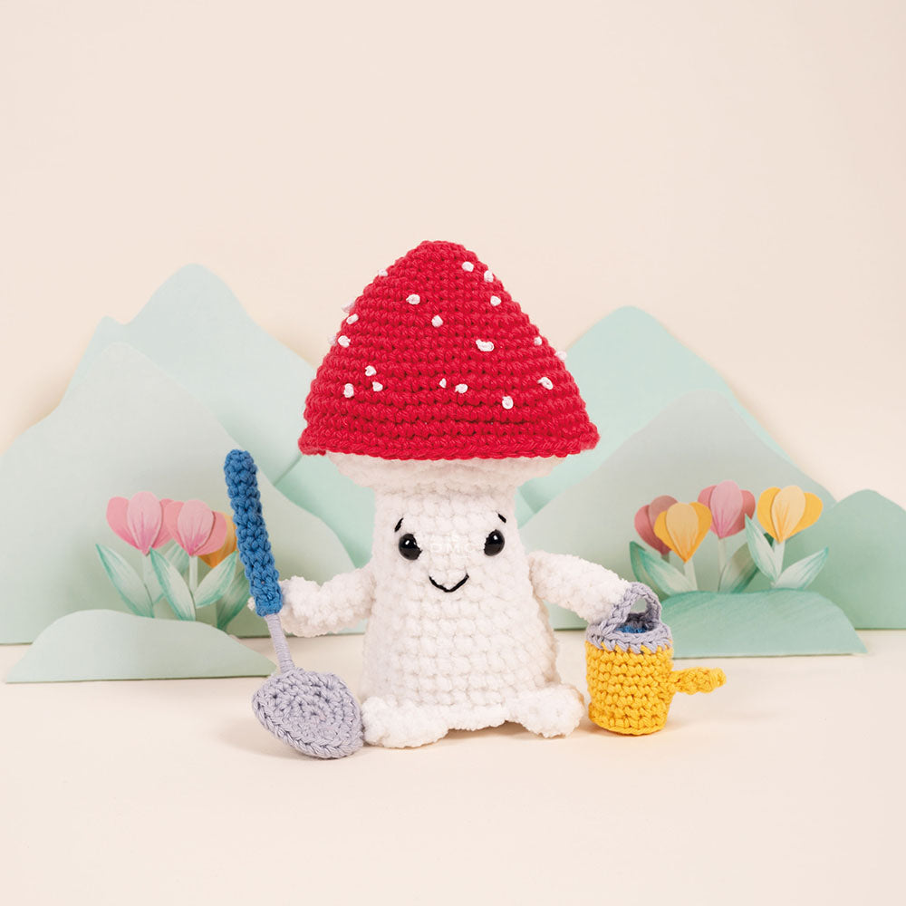 Kit amigurumi Gardener Mushroom par Joanna Hateley, mise en scène